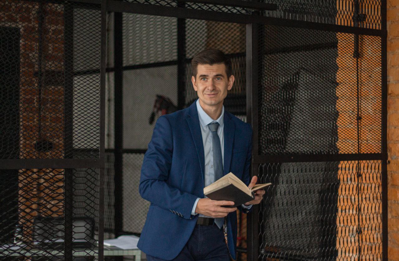 Дмитрий Борисов с книгой